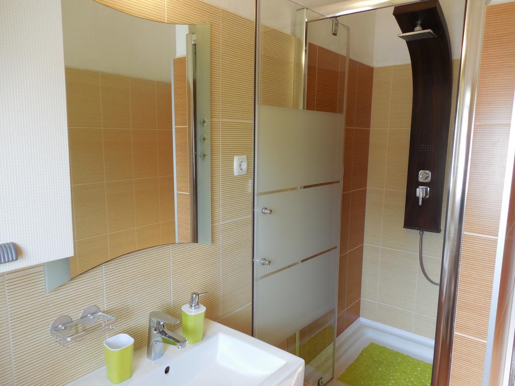 Orange Bamboo Suite Split Exterior photo