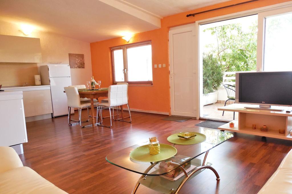Orange Bamboo Suite Split Exterior photo
