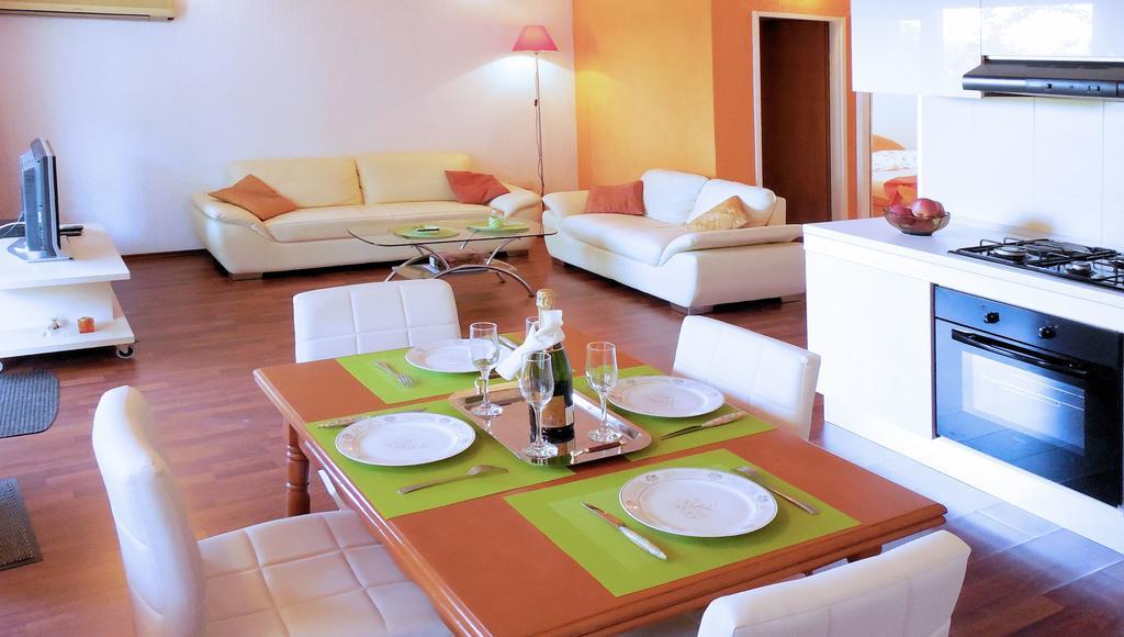 Orange Bamboo Suite Split Exterior photo