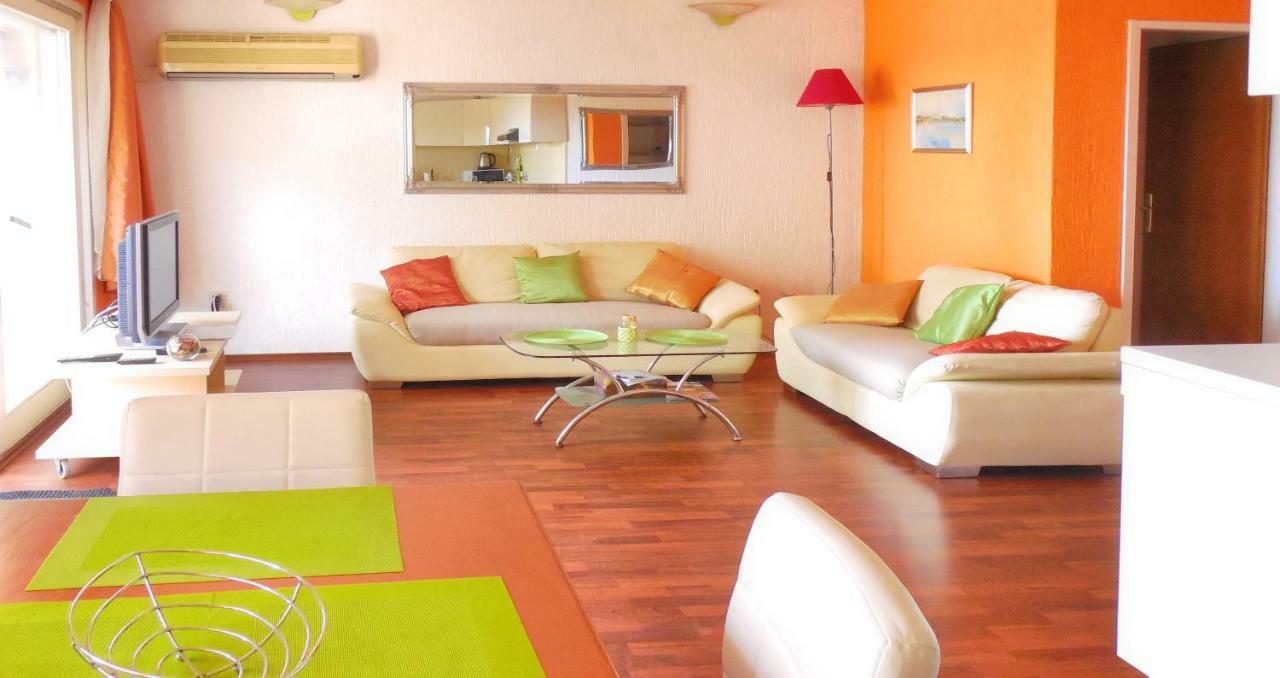 Orange Bamboo Suite Split Exterior photo